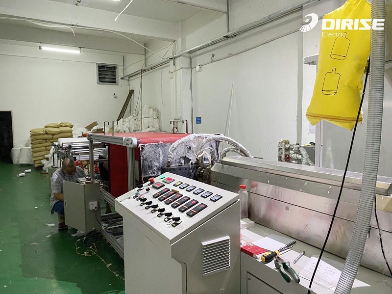 德瑞斯-熔噴布設(shè)備擠出機變頻器應用案例-現(xiàn)場圖片2